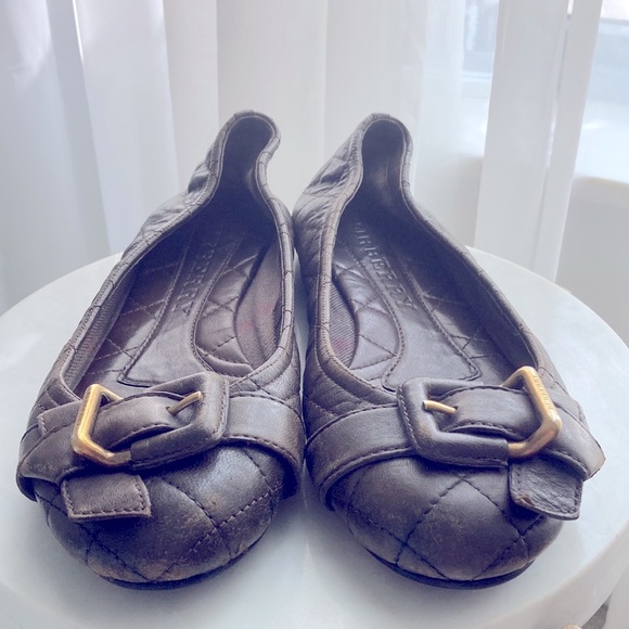 BURBERRY- leather flats with golden accent - Picture 3 of 8